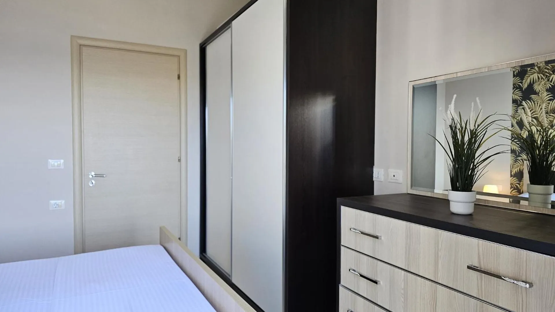 Seaside Serenity Apartment With Views Saranda